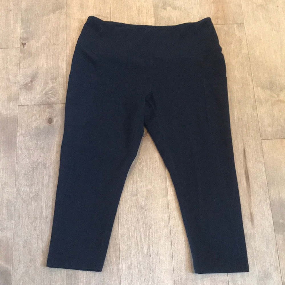 Along Fit black capri leggings